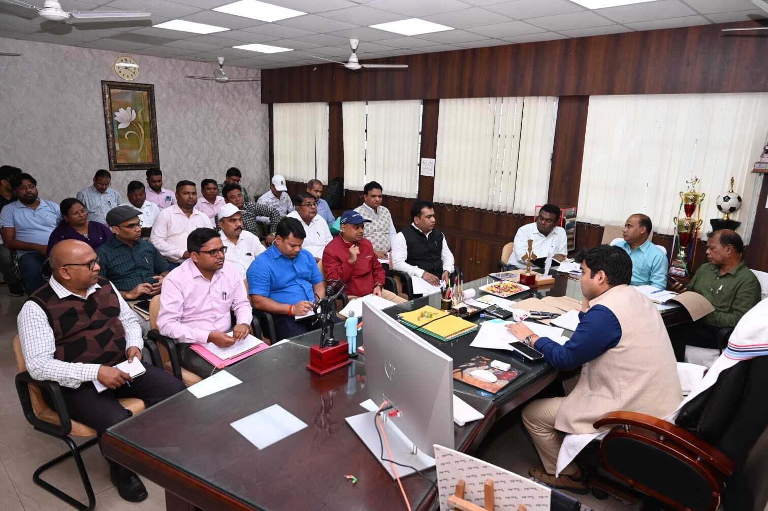 लंबित मामलों को शीघ्र निबटायें, राजस्व संग्रहण में लायें तेजी: डीसी