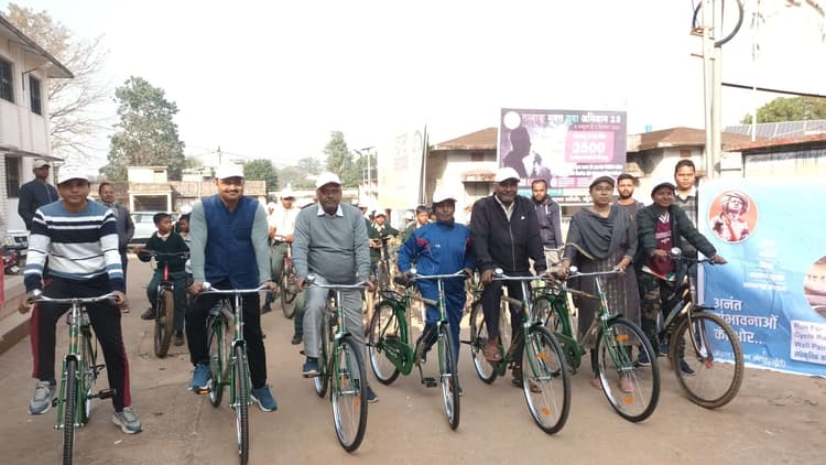 स्थापना दिवस : तोरपा में निकाली गयी साइकिल यात्रा