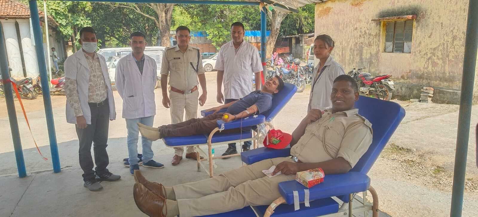 खूंटी थाना में लगाये गये शिविर में 10 लोगों ने किया रक्त दान