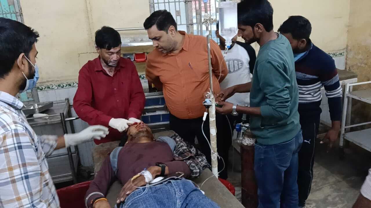 उचकागांव में अज्ञात वाहन और बाइक में टक्कर, दो दोस्त गंभीर रूप से घायल, गोरखपुर रेफर