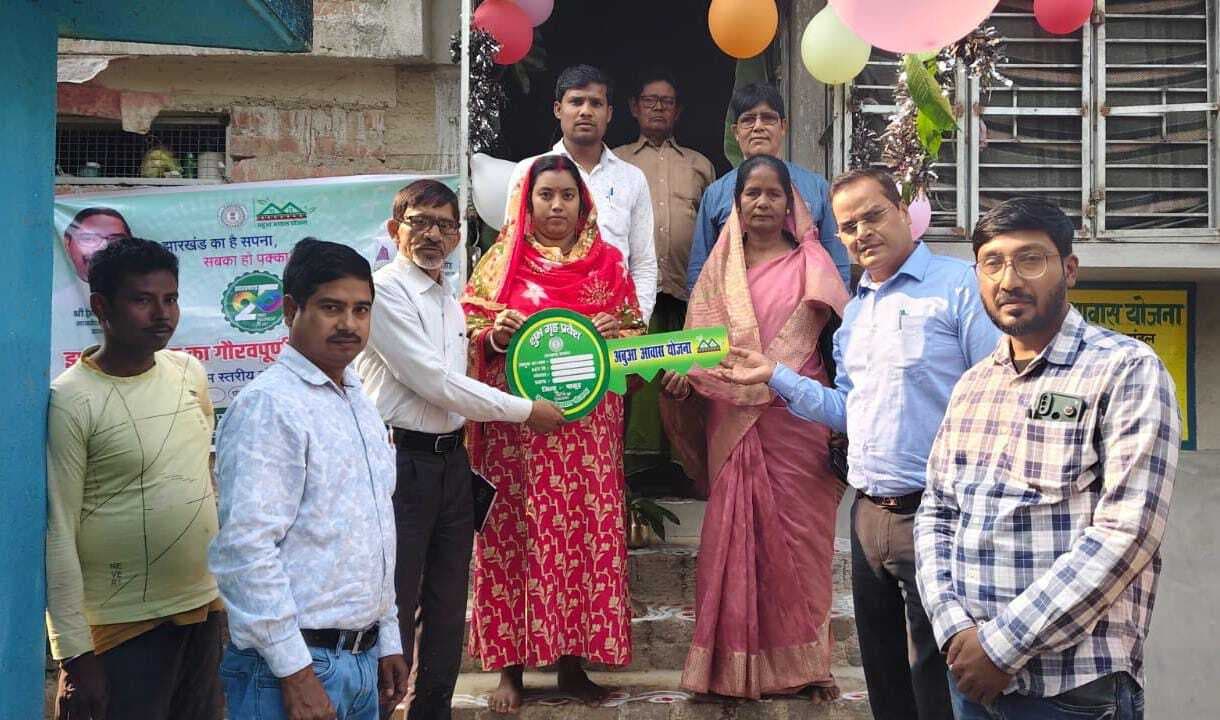 अबुआ आवास के लाभुकों को कराया गृह प्रवेश