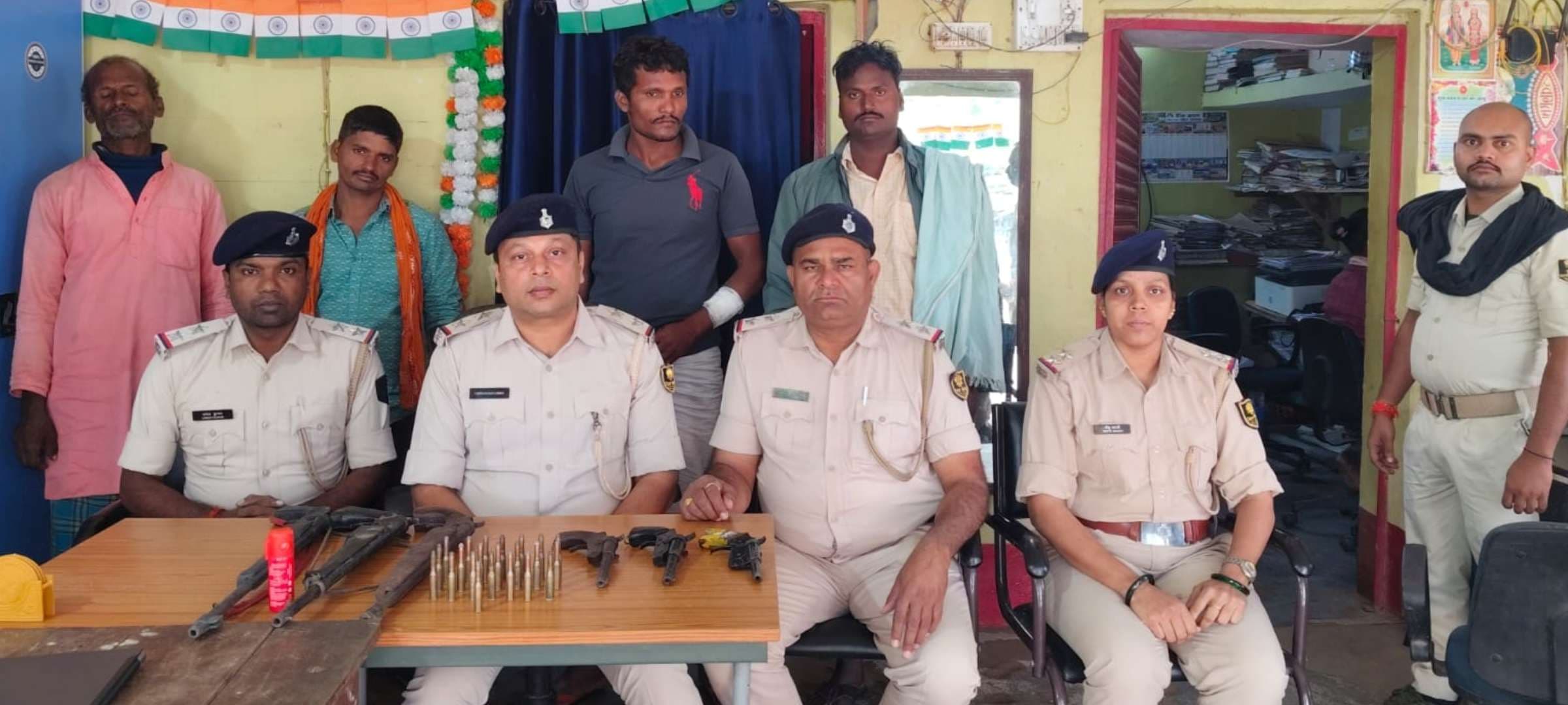 मेदनीचौकी पुलिस व एसटीएफ की संयुक्त कार्रवाई, चार अपराधी हथियार के साथ गिरफ्तार