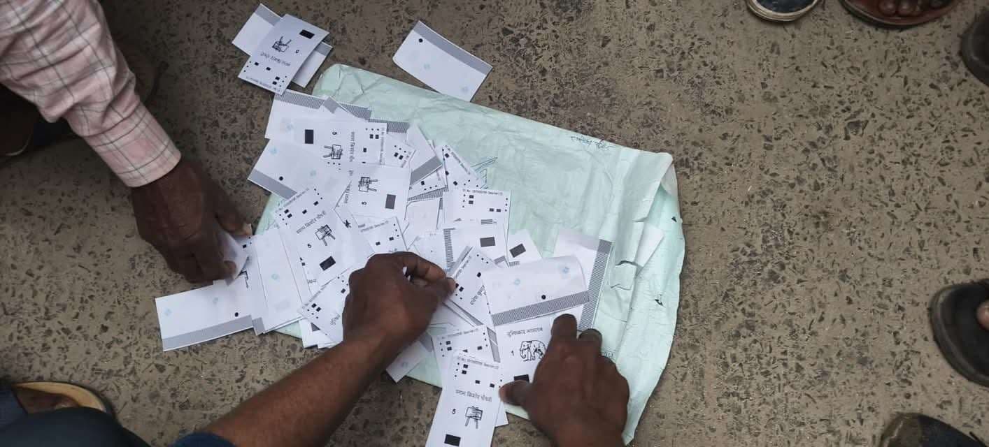 Motihari: विद्यालय में फेंकी मिलीं वीवीपैट की पर्चियां, हंगामा