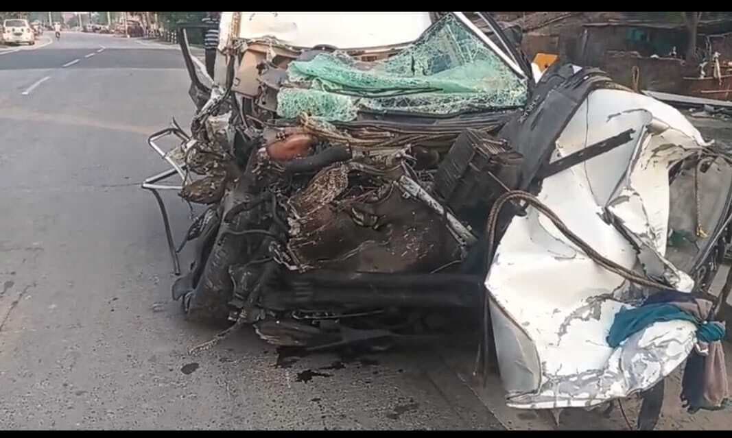 एक्सयूवी व पीकअप में भीषण टक्कर, एक की मौत, तीन घायल