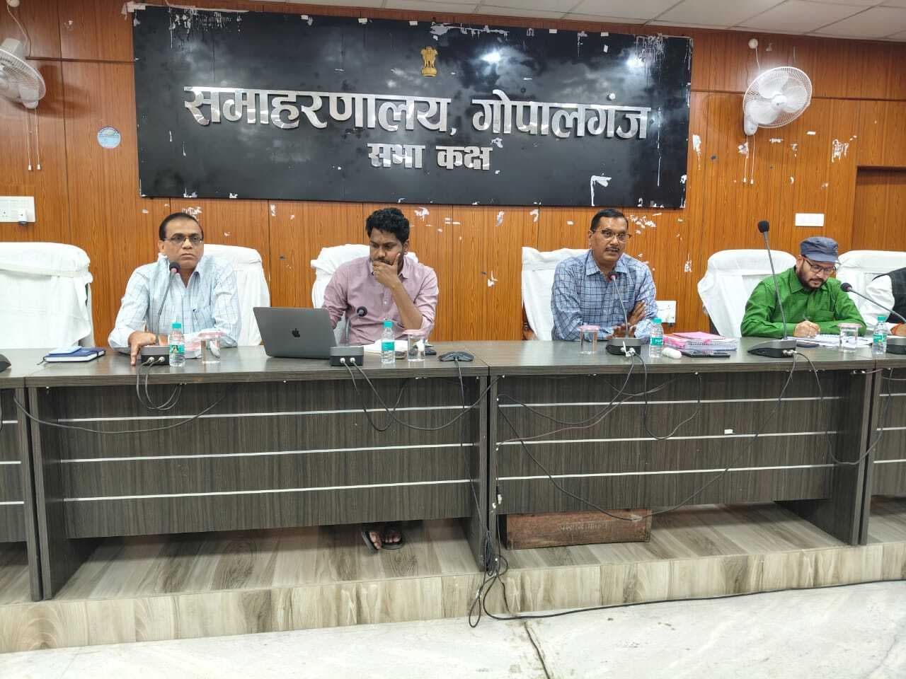 जिलाधिकारी ने मतगणना को लेकर निर्वाची पदाधिकारियों के साथ की बैठक, दिये निर्देश