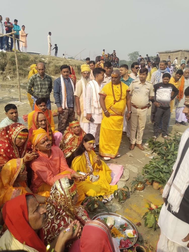 Samastipur News:शतचंडी महायज्ञ को लेकर निकली कलश यात्रा