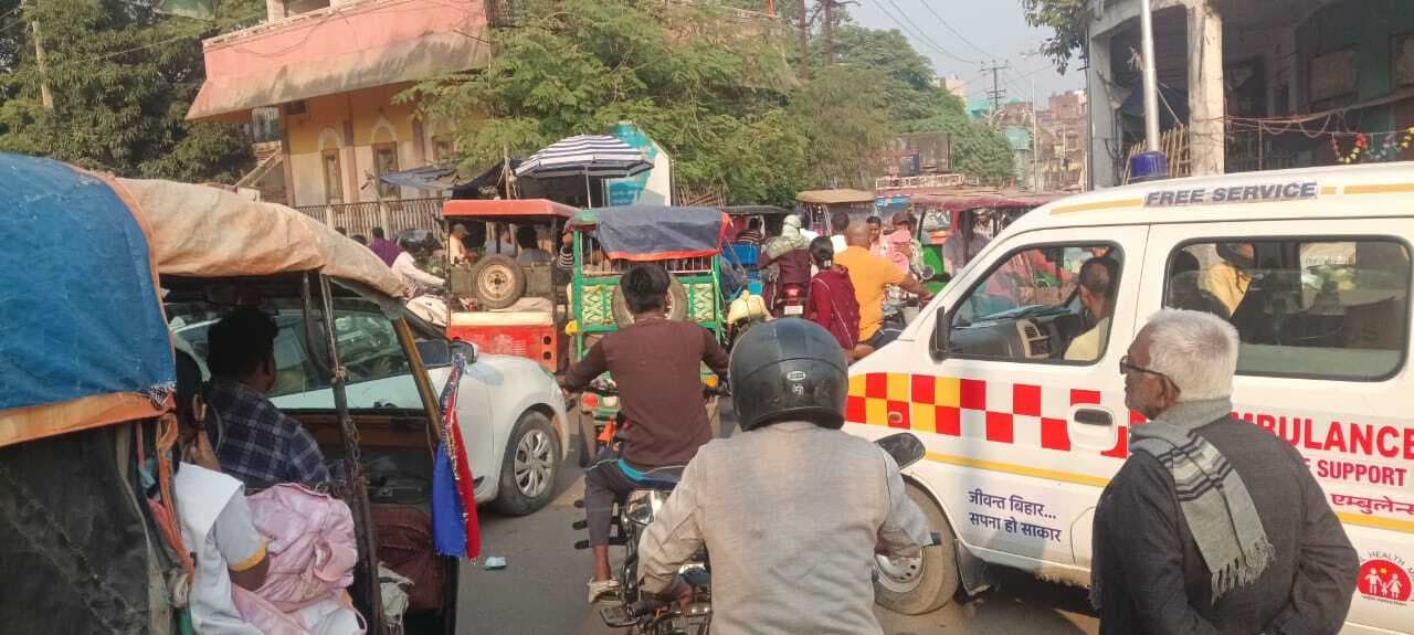 ये कैसा शहर, जहां प्रतिदिन जाम से जूझ रहे लोग, स्थानीय पुलिस व यातायात विभाग मौन