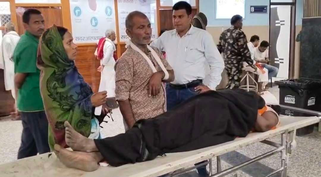 घर पर पार्टी विशेष का झंडा लगाने पर दंपती समेत तीन की पिटाई