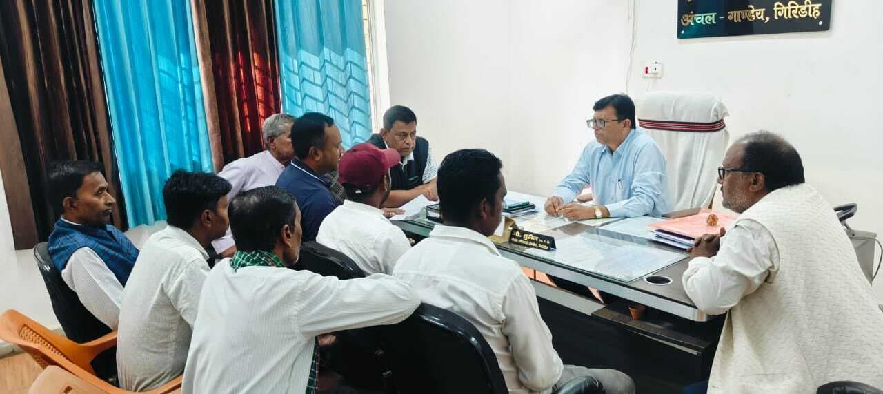 Giridih News: सीओ से मिले झुग्गी-झोपड़ी व गुमटी लगाकर जीविका चालाने वाले