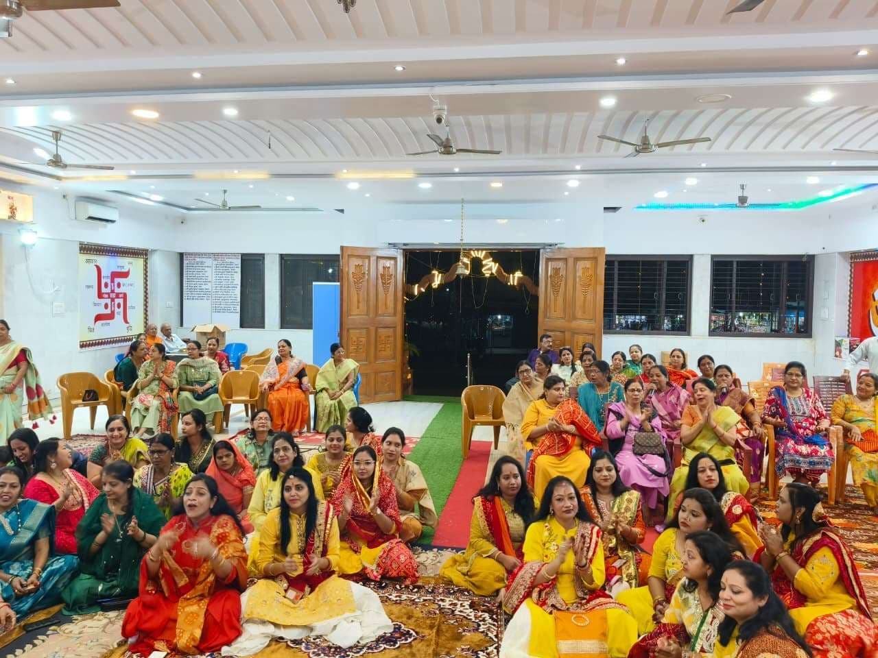 Deoghar news : श्रीराणी सती दादी में संगीतमय मेंहदी व चुनरी उत्सव