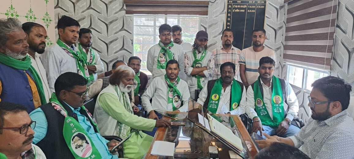 Giridih News: स्वास्थ्य केंद्र में सुधार को ले प्रभारी से मिले झामुमो के नेता