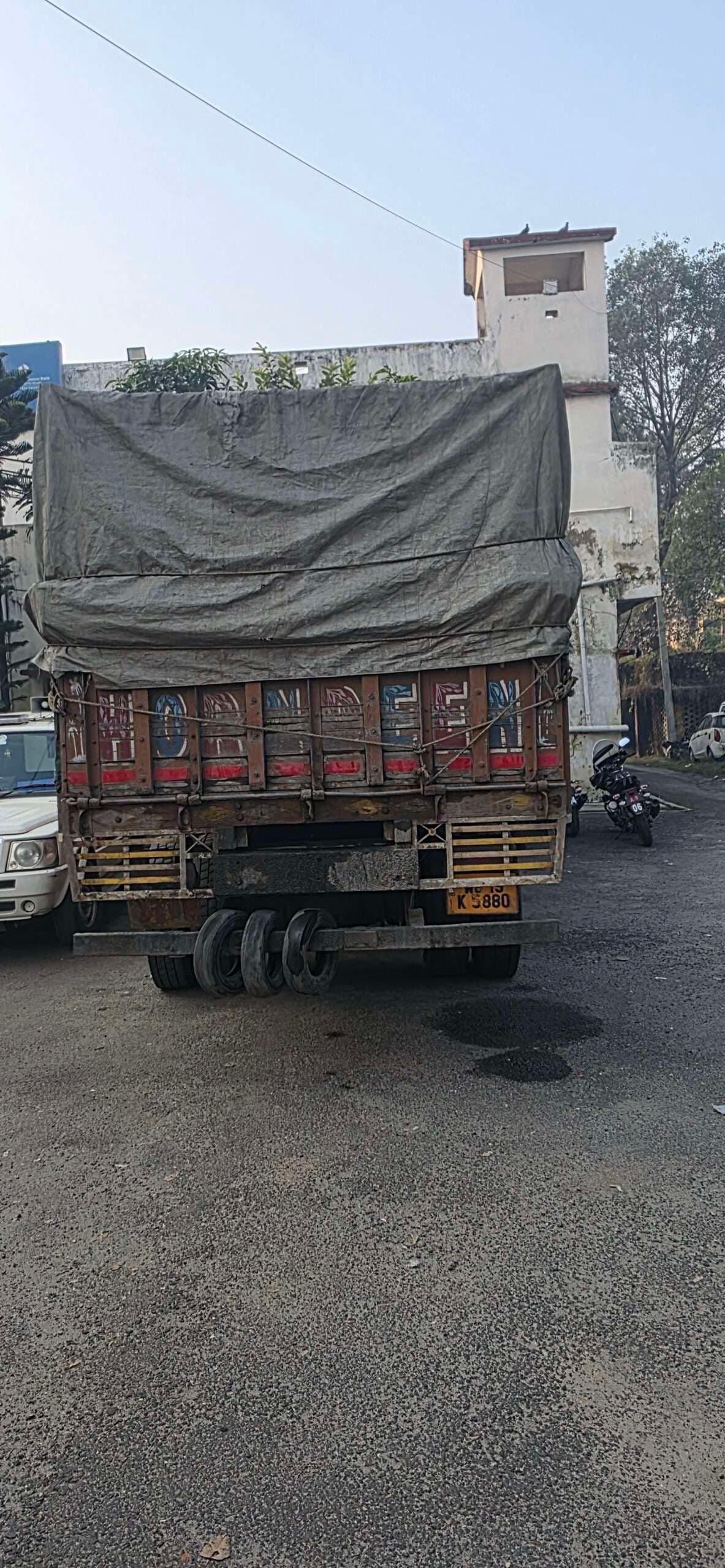 Giridih News: प्रतिबंधित थाई मांगुर मछली लदा ट्रक जब्त