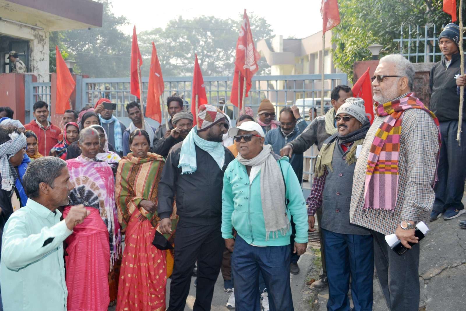 Bokaro News : टीटीपीएस प्रबंधन के खिलाफ मजदूरों का सत्याग्रह