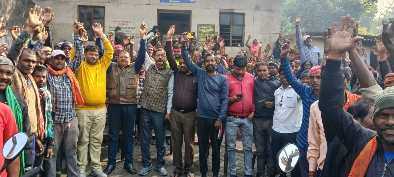 Bokaro News : ट्रक ऑनर एसोसिएशन और मजदूरों ने किया प्रदर्शन