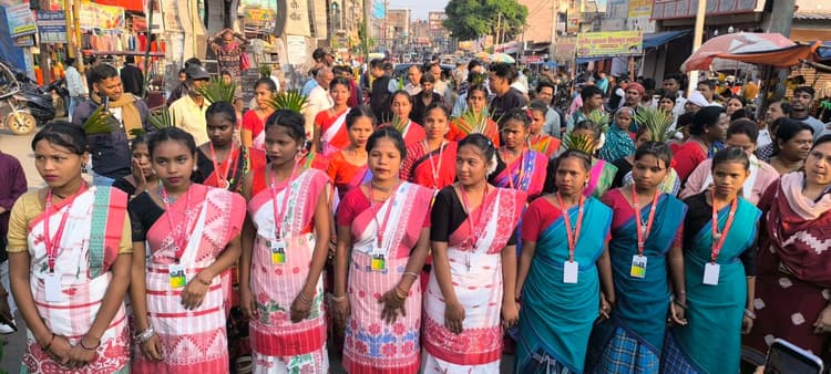 Giridih News :पारंपरिक लोकनृत्य और गीतों में दिखी झारखंड की झलक