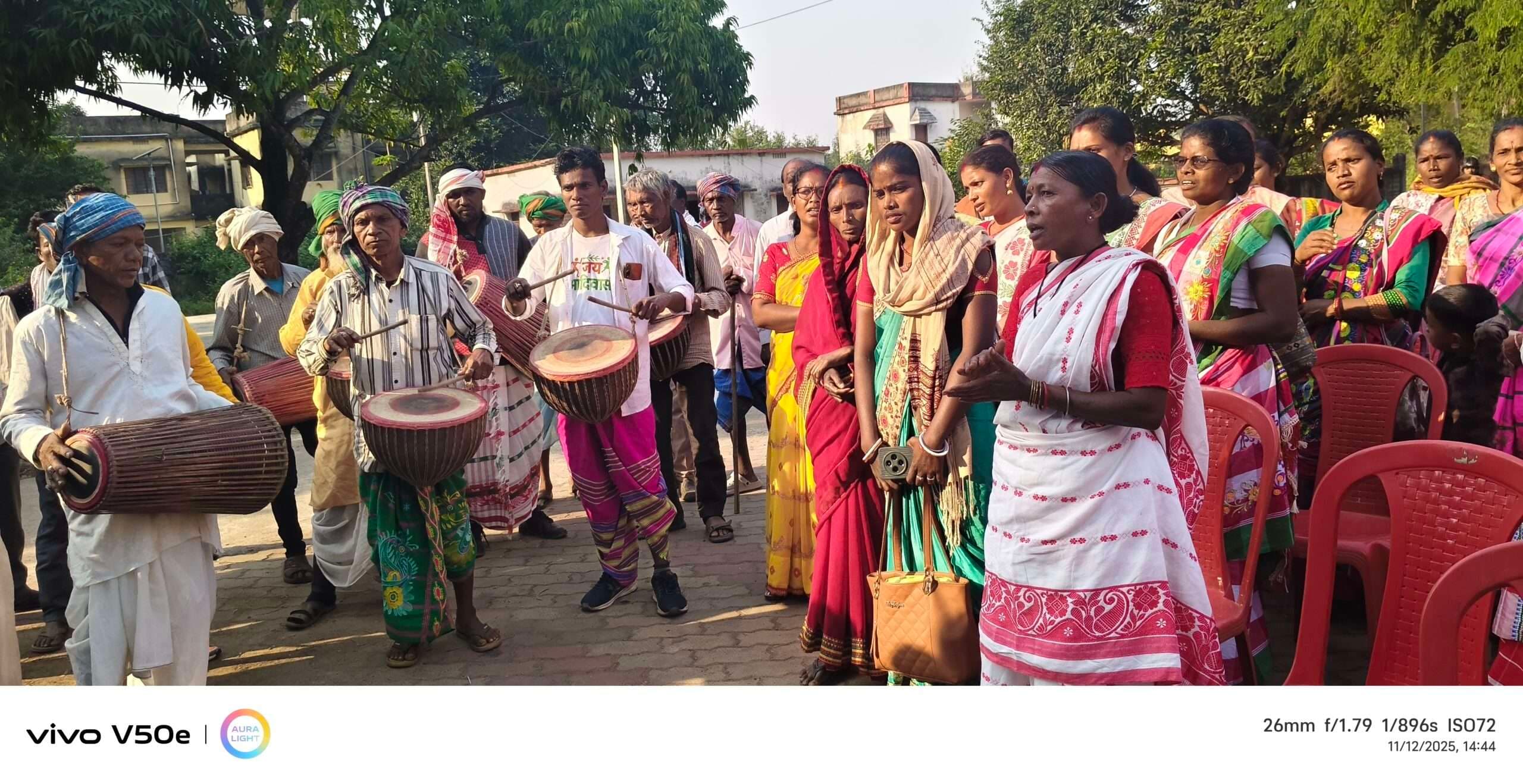 Giridih News :बेंगाबाद प्रखंड कार्यालय में आदिवासी समुदाय ने बांधा समा