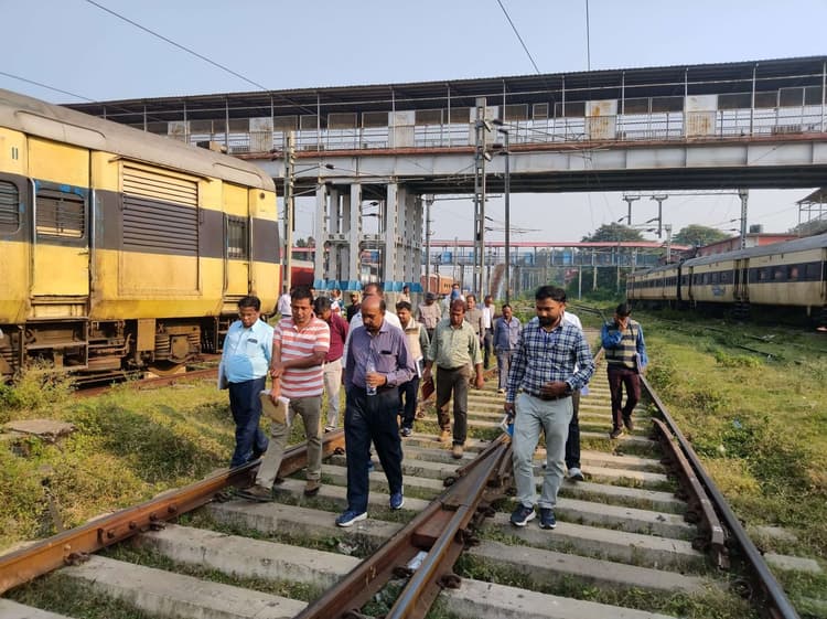 शेड परिसर में रखे मशीन पार्ट्स को सुरक्षित स्थान पर रखने का निर्देश