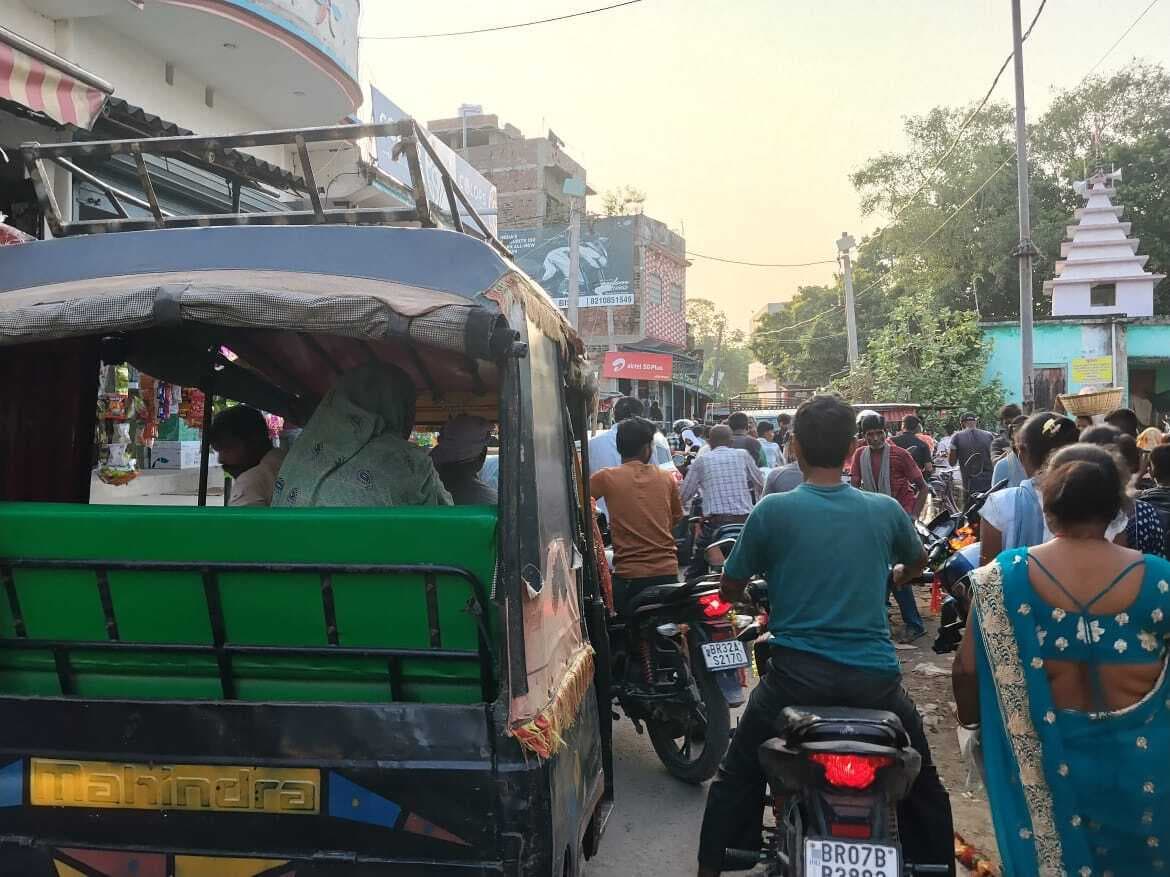 Madhubani News : सड़क अतिक्रमण रहने से जाम की समस्या बनी गंभीर