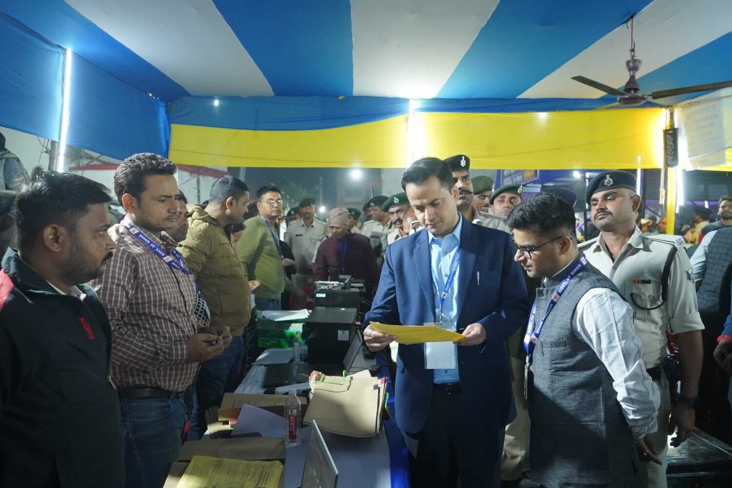 Madhubani News : कड़ी सुरक्षा में देर रात तक मतगणना केंद्र के वज्रगृह में रखी गयी इवीएम,वीवीपैट