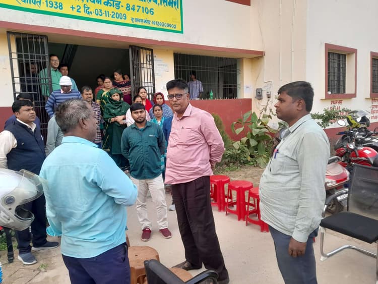 Darbhanga News: वासुदेव मिश्र उवि में आदेशपाल व प्रभारी के बीच मारपीट, डीइओ पहुंचे