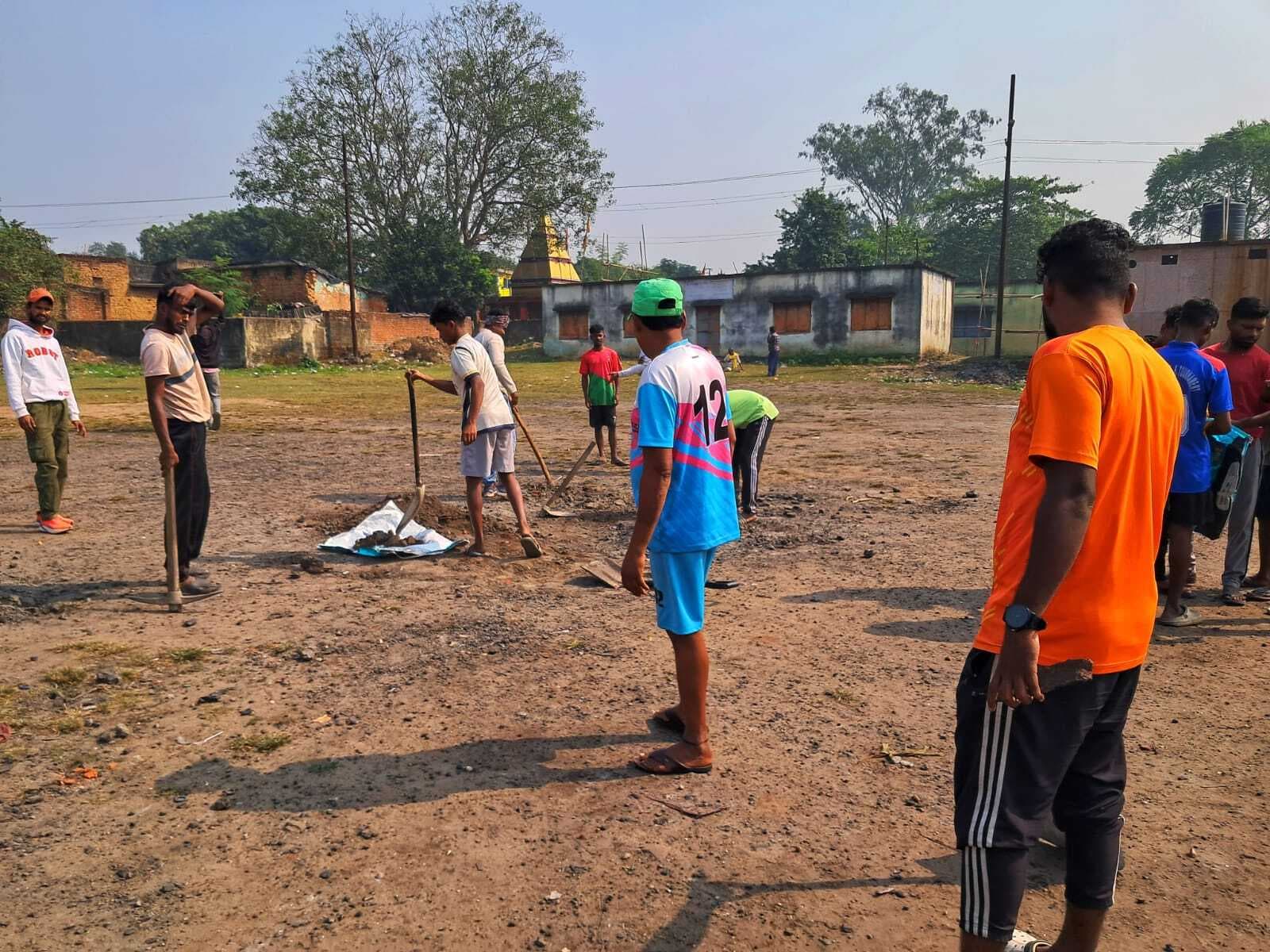 Bokaro News : युवाओं ने उठायी ग्राउंड के जीर्णोद्धार की जिम्मेवारी