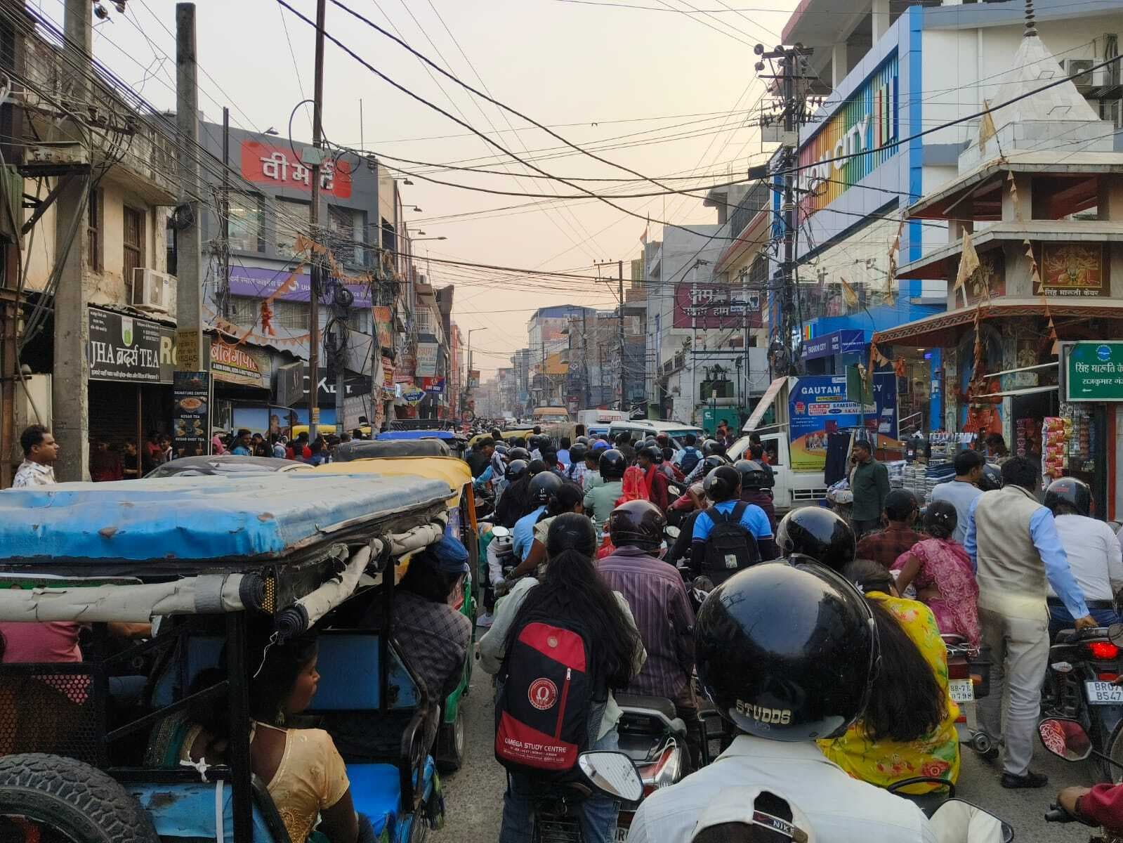 Darbhanga News: शहर में बेपटरी हुई यातायात व्यवस्था, एक किलोमीटर की दूरी तय करने में लगा एक से डेढ घंटा