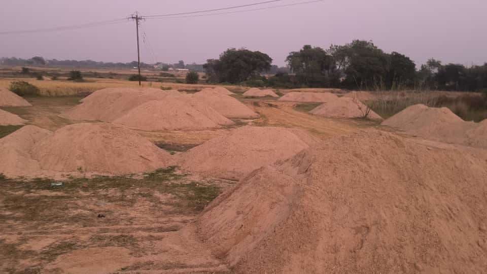 Deoghar news : डढ़वा नदी के किनारे गोपालपुर, पेसरहा व कुरैवा गांव में सैकड़ों ट्रैक्टर बालू डंप