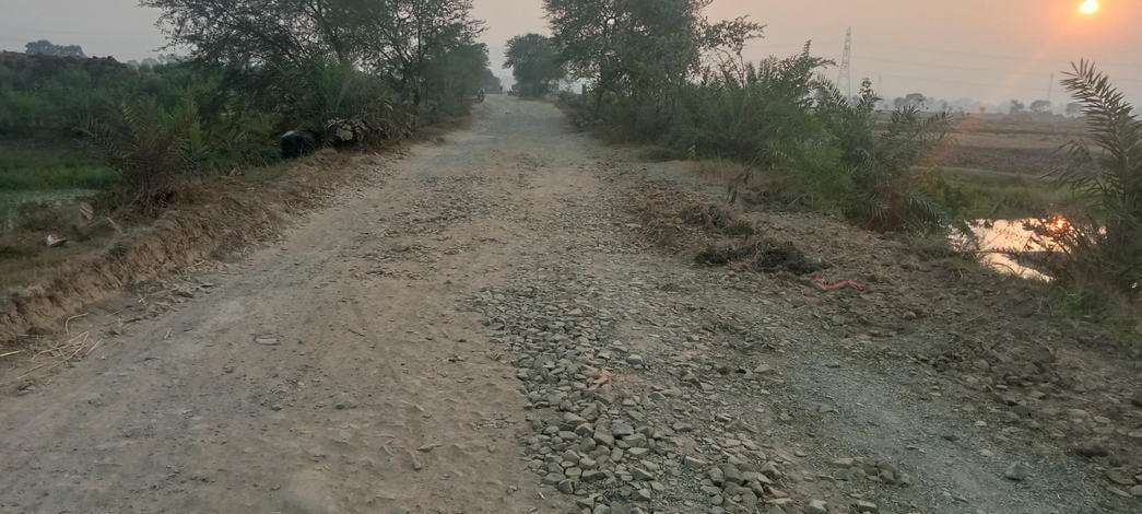 ठाकुरगंगटी में जर्जर सड़क बनी लोगों के लिए खतरा