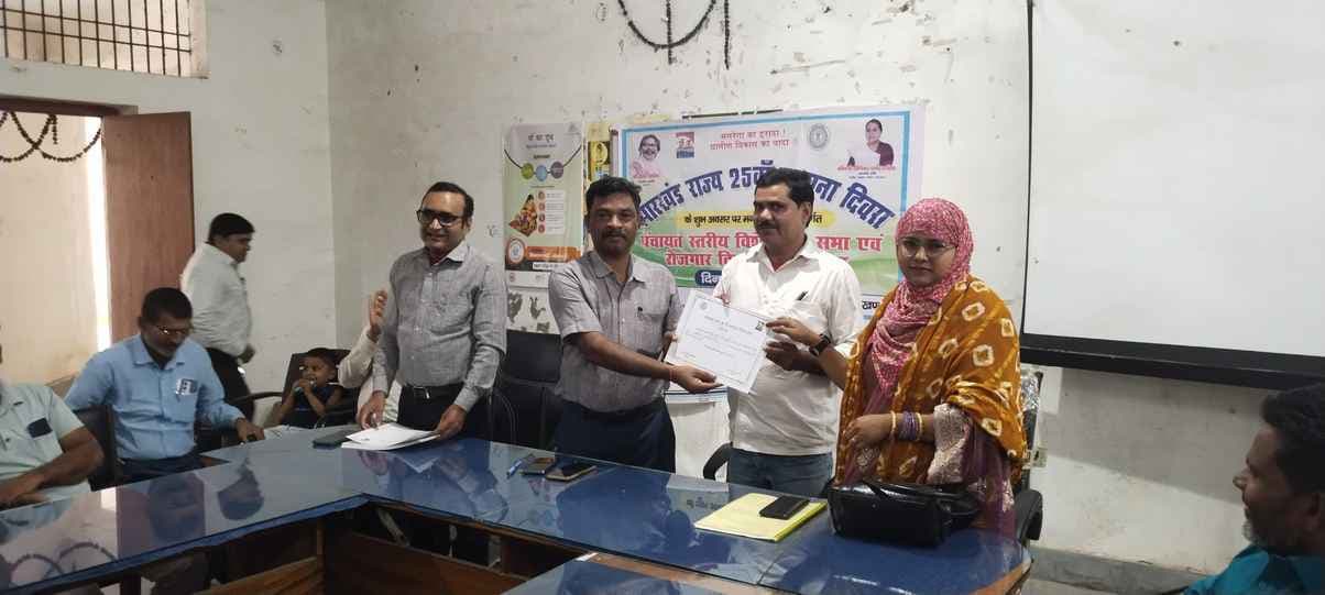 बीडीओ ने मनरेगा कर्मियों को किया गया सम्मानित