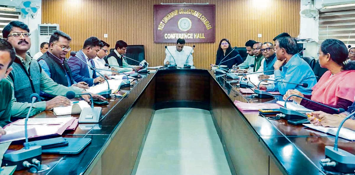 Chaibasa News : राजस्व मामलों के निपटारे पर जोर