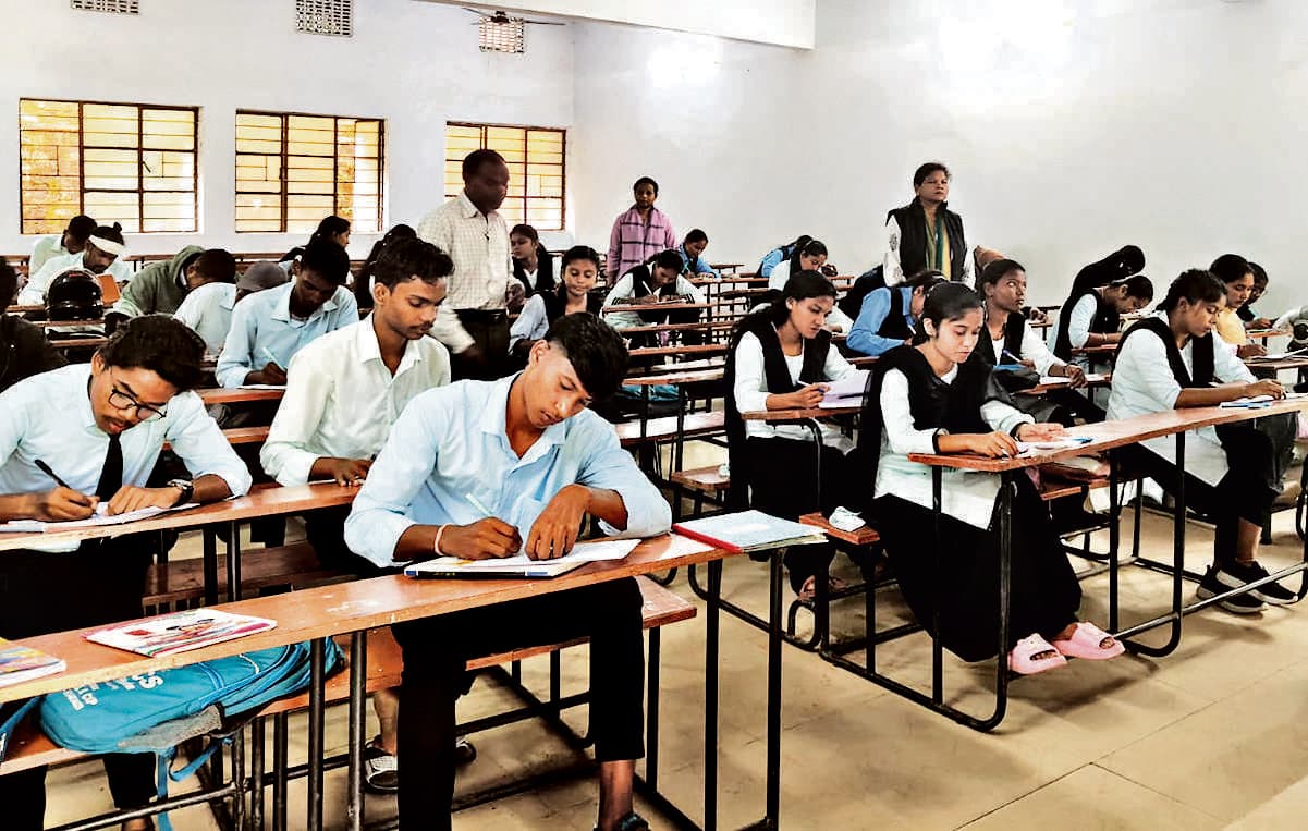 Chaibasa News : रचनात्मक सोच और अभिव्यक्ति के लिए प्रतियोगिताएं जरूरी: प्राचार्य