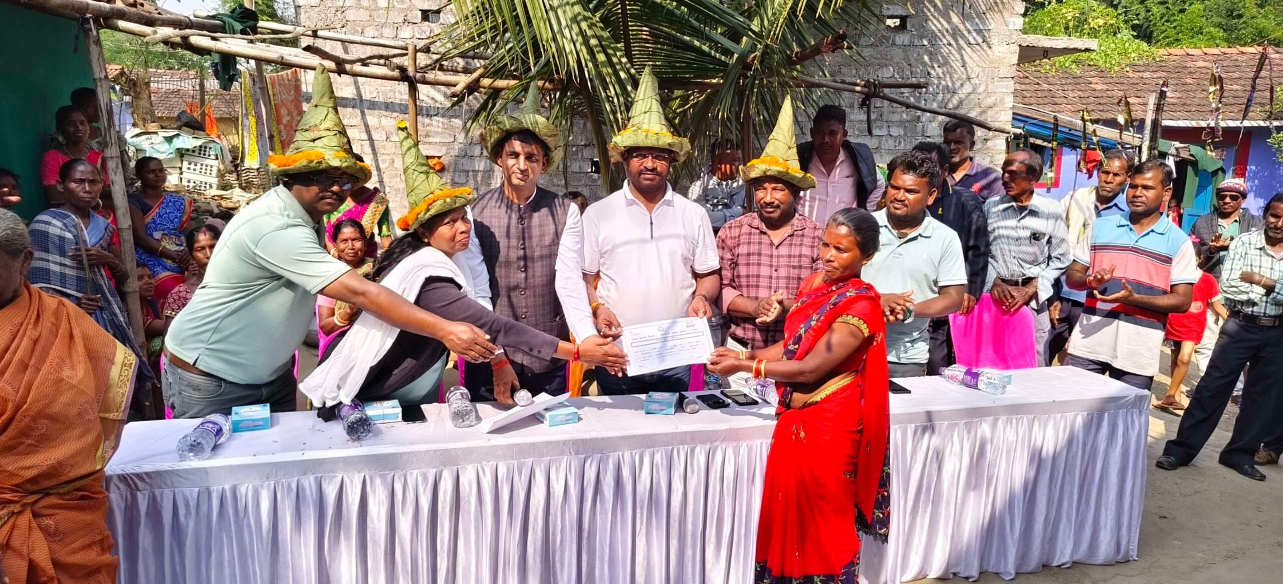 Seraikela Kharsawan News : लाभुकों को मिला नया घर, चाबियां सौंपी
