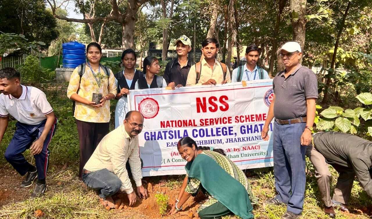 East Singhbhum News : कॉलेज परिसर की सफाई की, पौधे रोपे