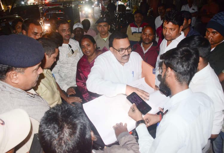 Dhanbad News: पूजा टॉकीज के पास जमीन की चहारदीवारी को ले हंगामा, रेलवे व जिला परिषद आमने-सामने