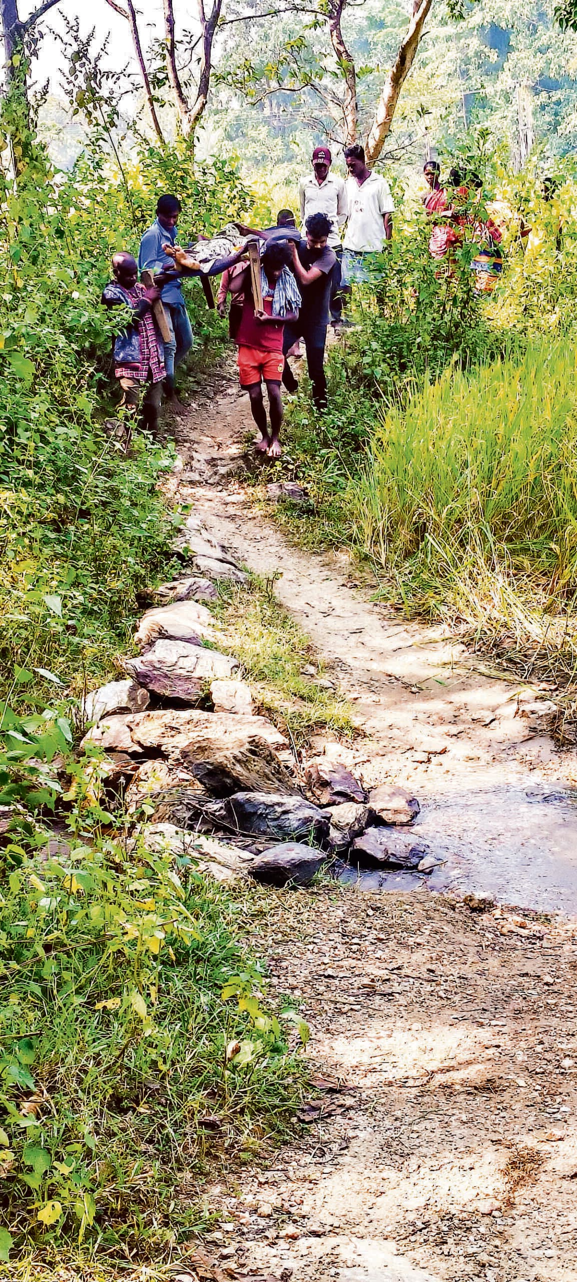 East Singhbhum News : गांव तक नहीं है सड़क, बीमार को खटिया पर पहुंचाया अस्पताल