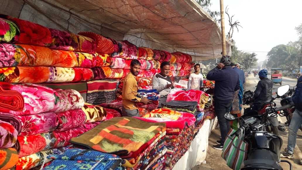 ठंड के दस्तक देते ही सजी रंग बिरंगी आकर्षक गर्म कंबल की दुकान, किलो के भाव वजन से बिक रहा कंबल