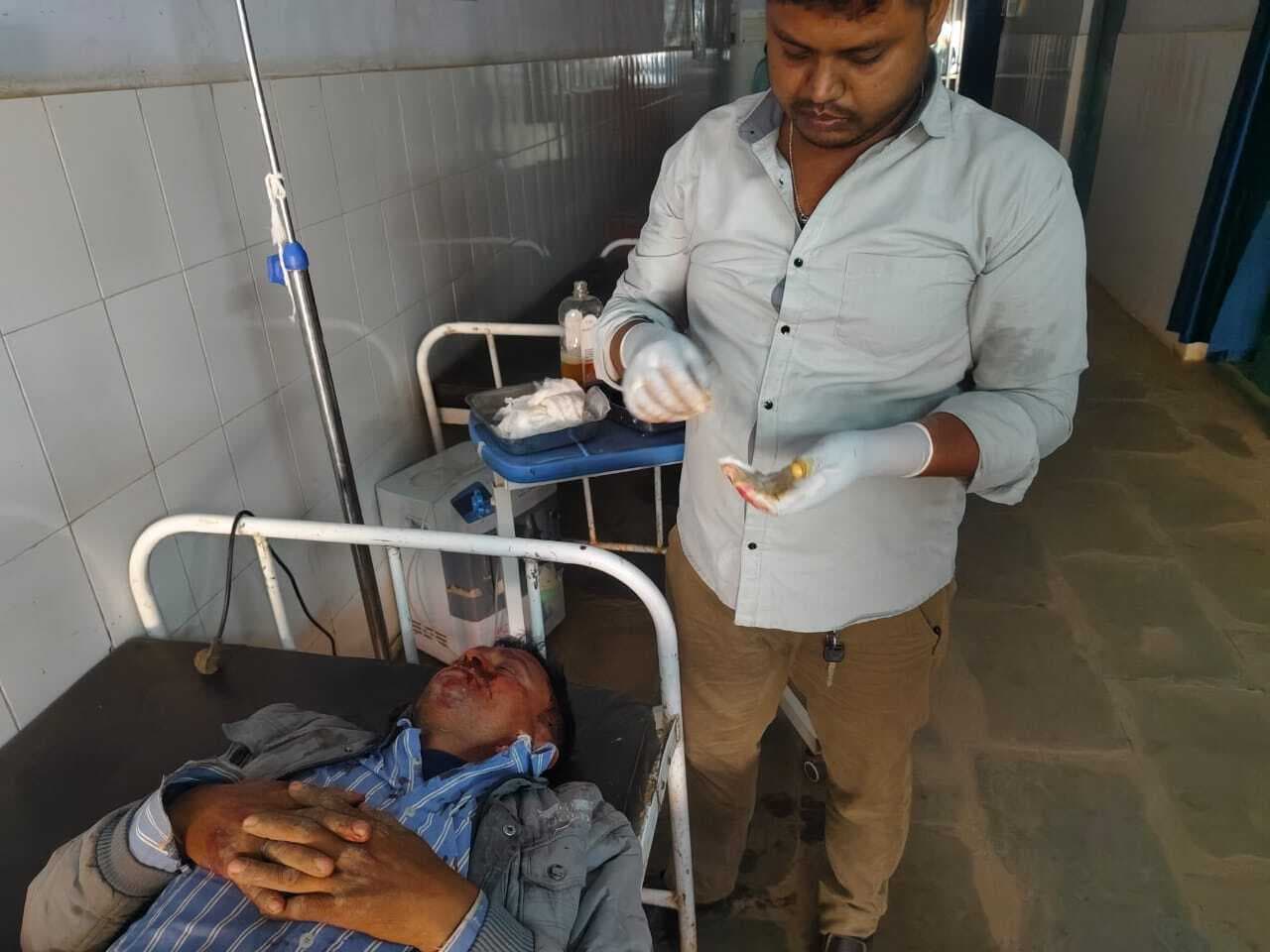 पेड़ से टकरायी बाइक, चालक गंभीर रूप से घायल
