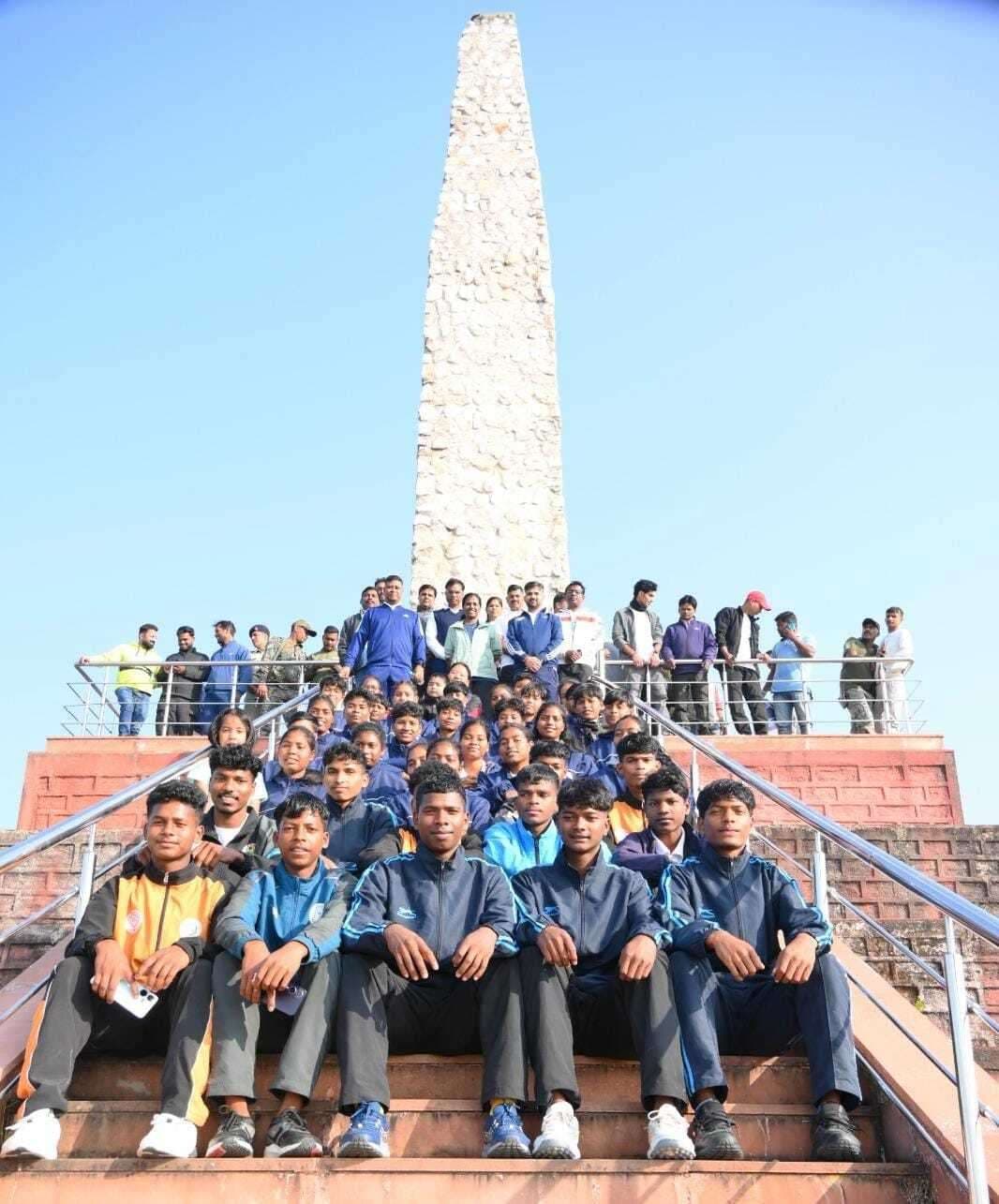 अफसरों ने की डोंबारी बुरू में ट्रैकिंग, बिरसा मुंडा को दी श्रद्धांजलि