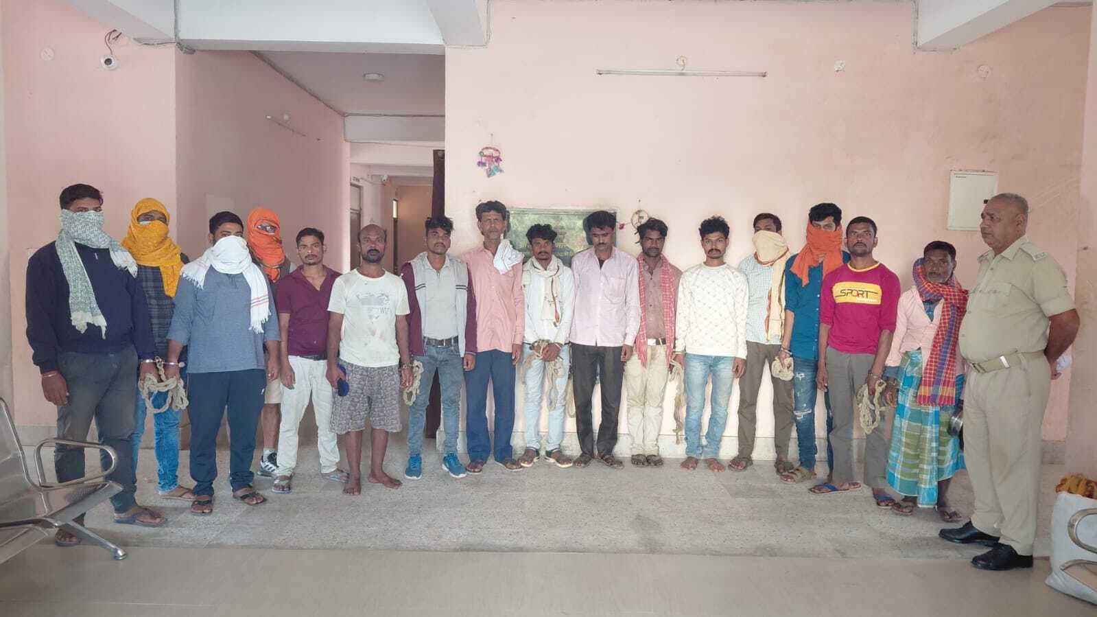 दो तस्करों व 14 शराबियों को किया गिरफ्तार