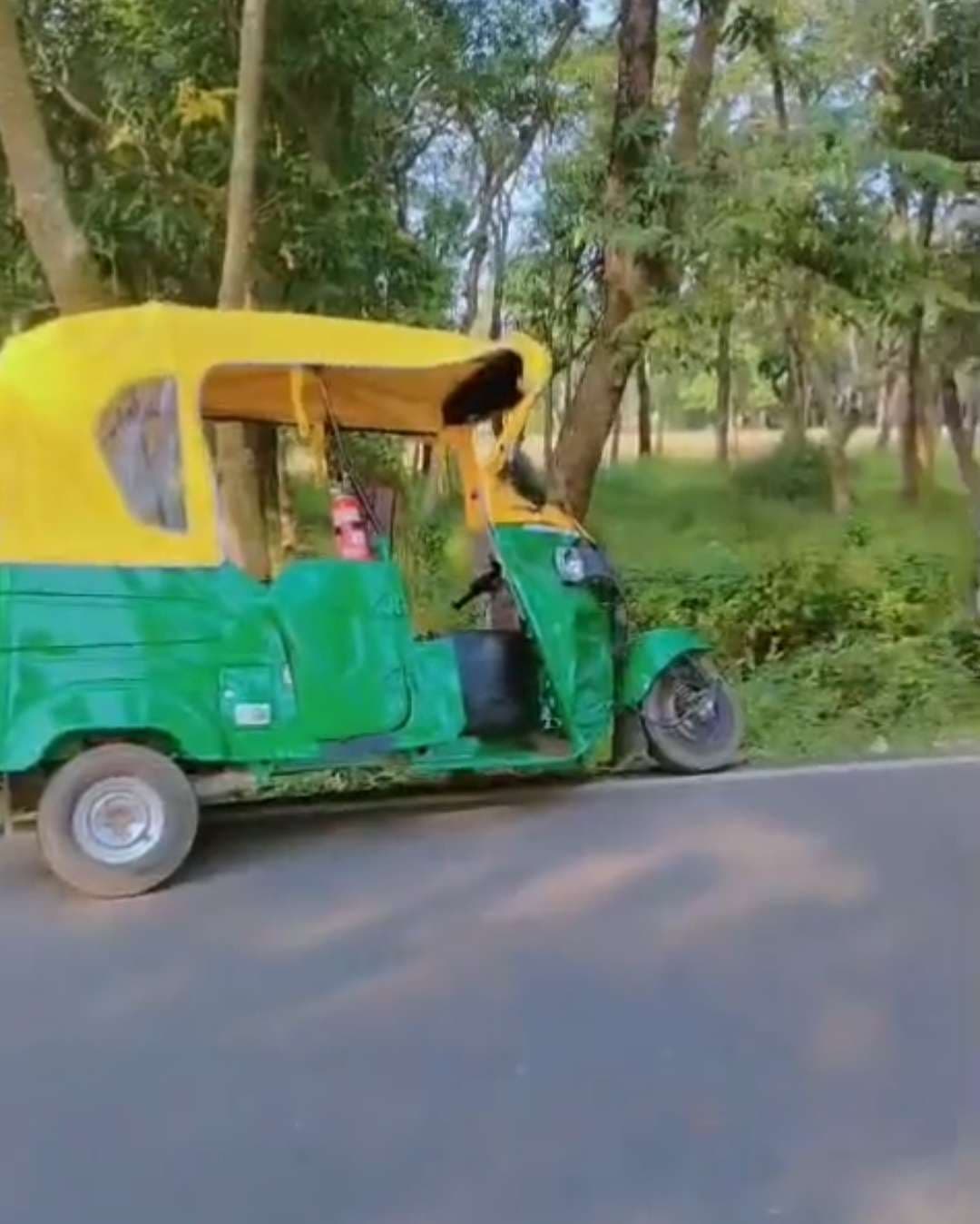 स्कूल वैन व सीएनजी टेंपो में टक्कर, दो लोग घायल, बाल-बाल बचे बच्चे