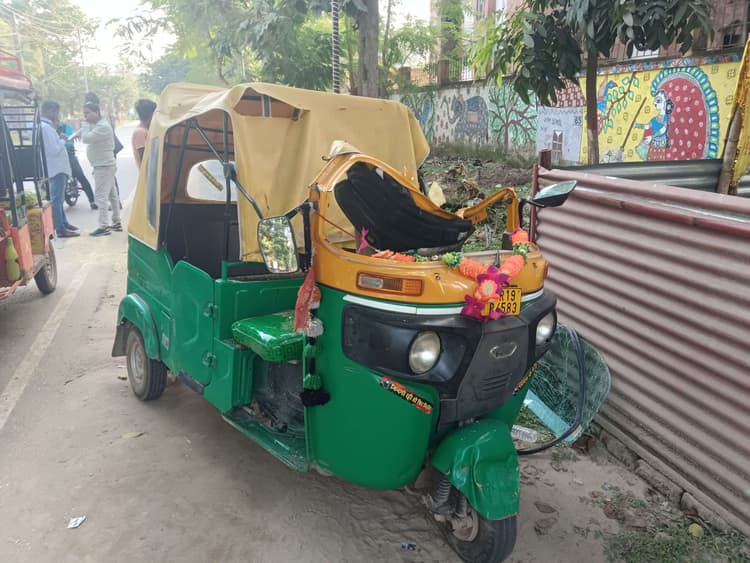 ऑटो पर पेड़ गिरने से दो यात्री गंभीर रूप से जख्मी