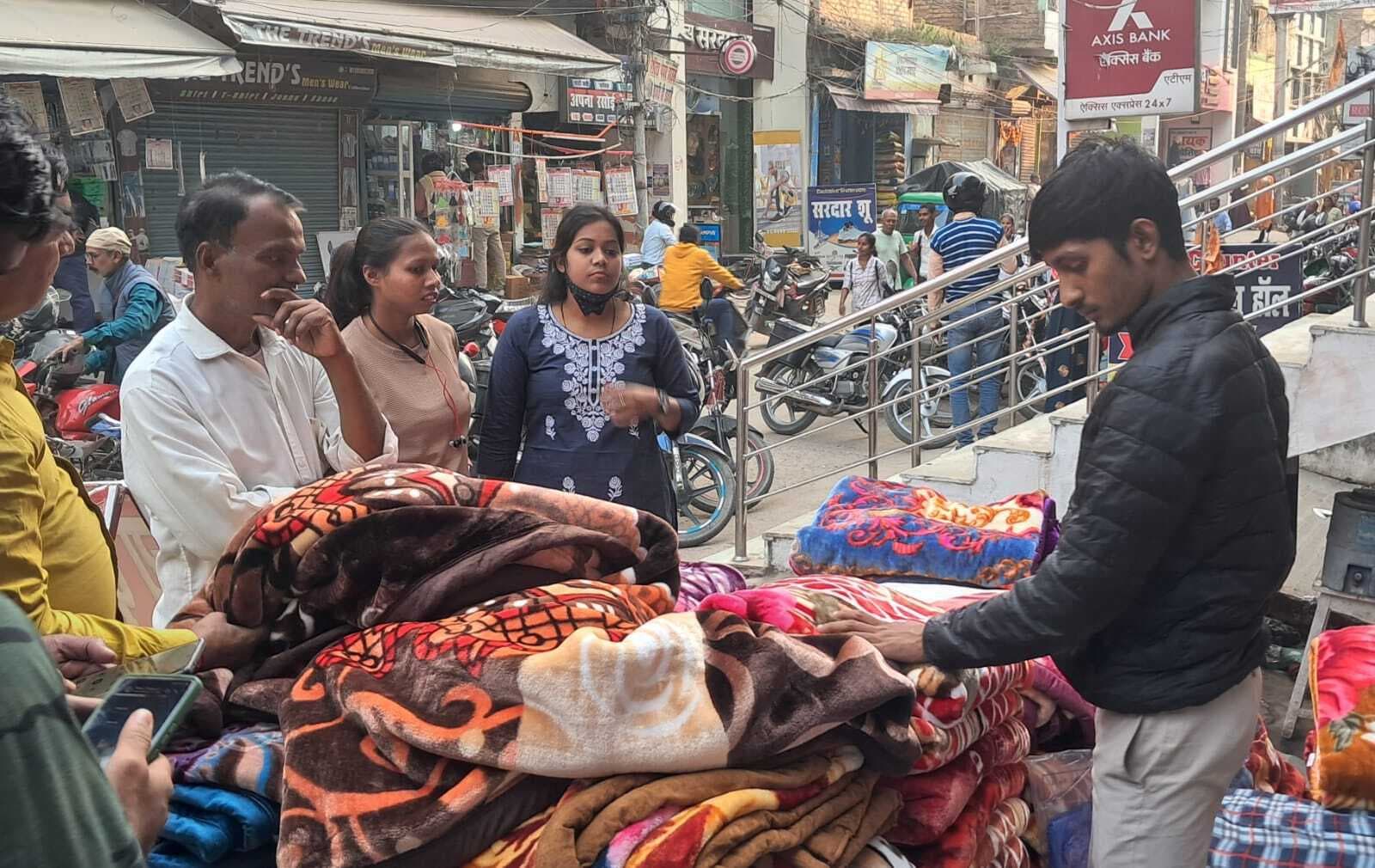 Samastipur : ठंड बढ़ते ही गर्म कपड़ों की सजी दुकानें