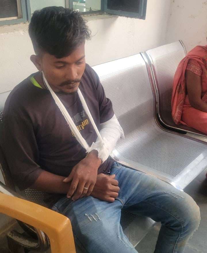 बालू लदे ट्रैक्टर के पलटने से तीन घायल