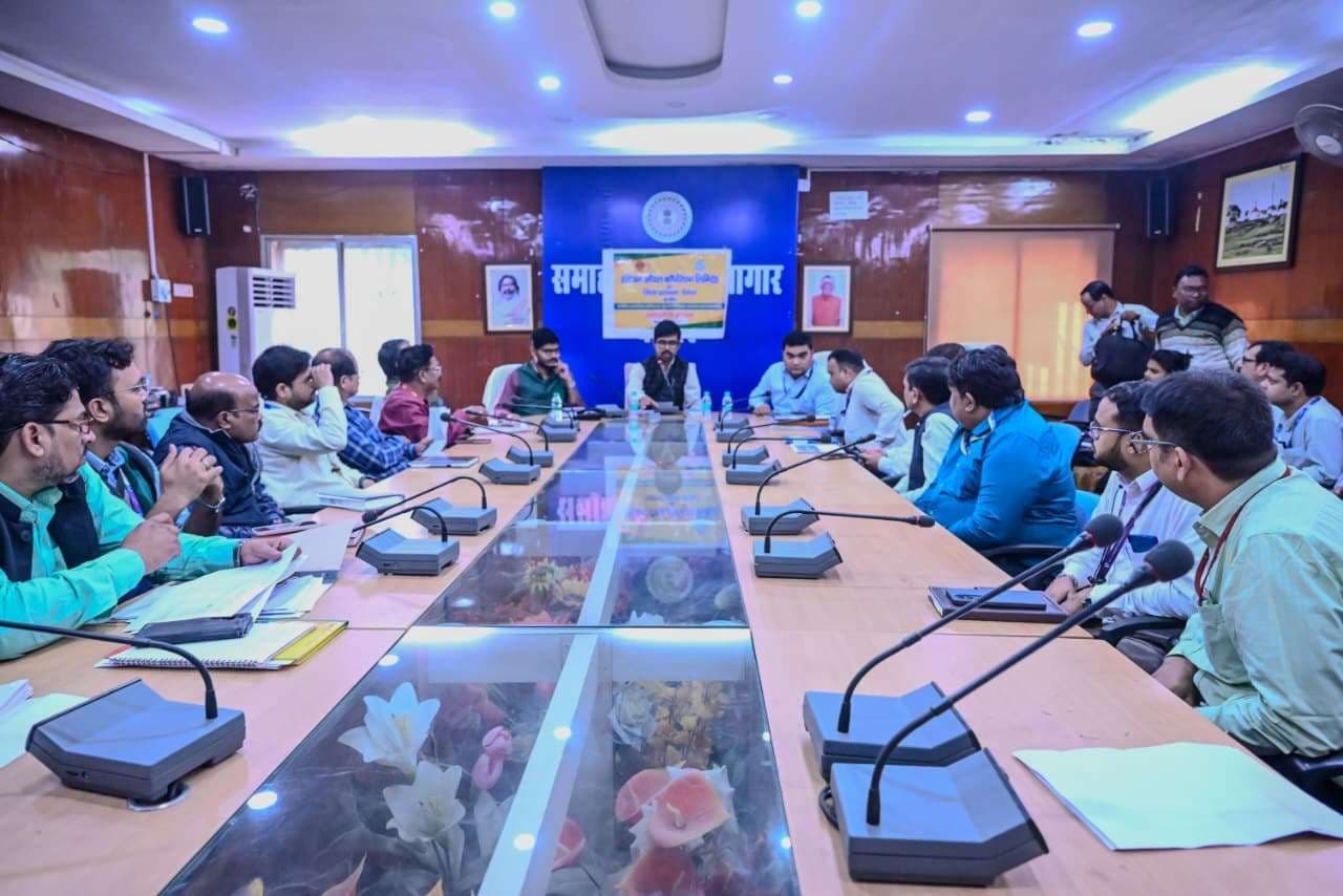 Deoghar News : बैंकों का प्रदर्शन सुधारें, स्टार्टअप को बढ़ावा दें: डीसी