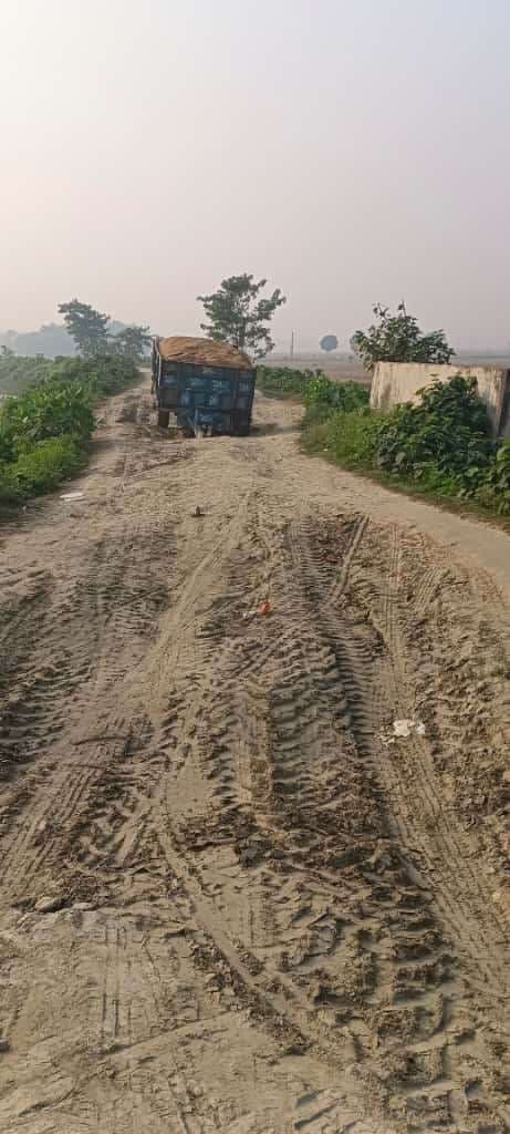 फकीरना गांव के लोगों को कच्ची सड़क से होती है परेशानी