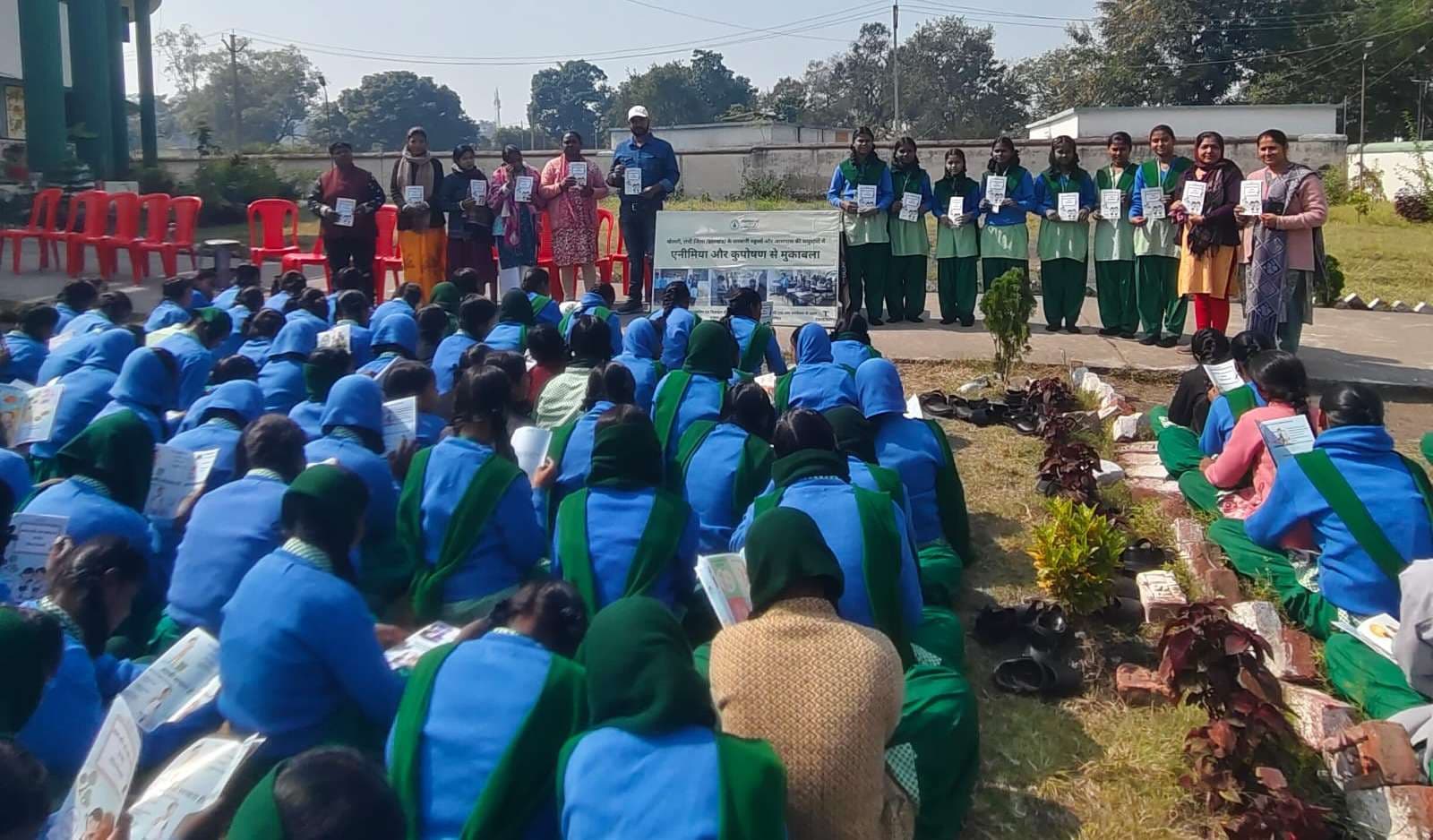 एनीमिया और कुपोषण से बचाव के लिए पुस्तक का वितरण