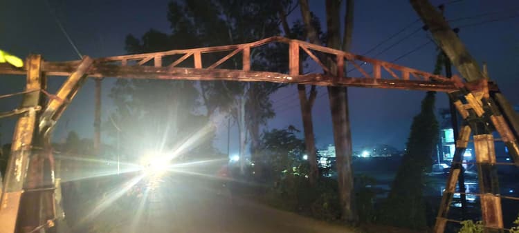 लोहे के बैरियर से टकराकर पिकअप के ऊपर बैठे व्यक्ति की मौत