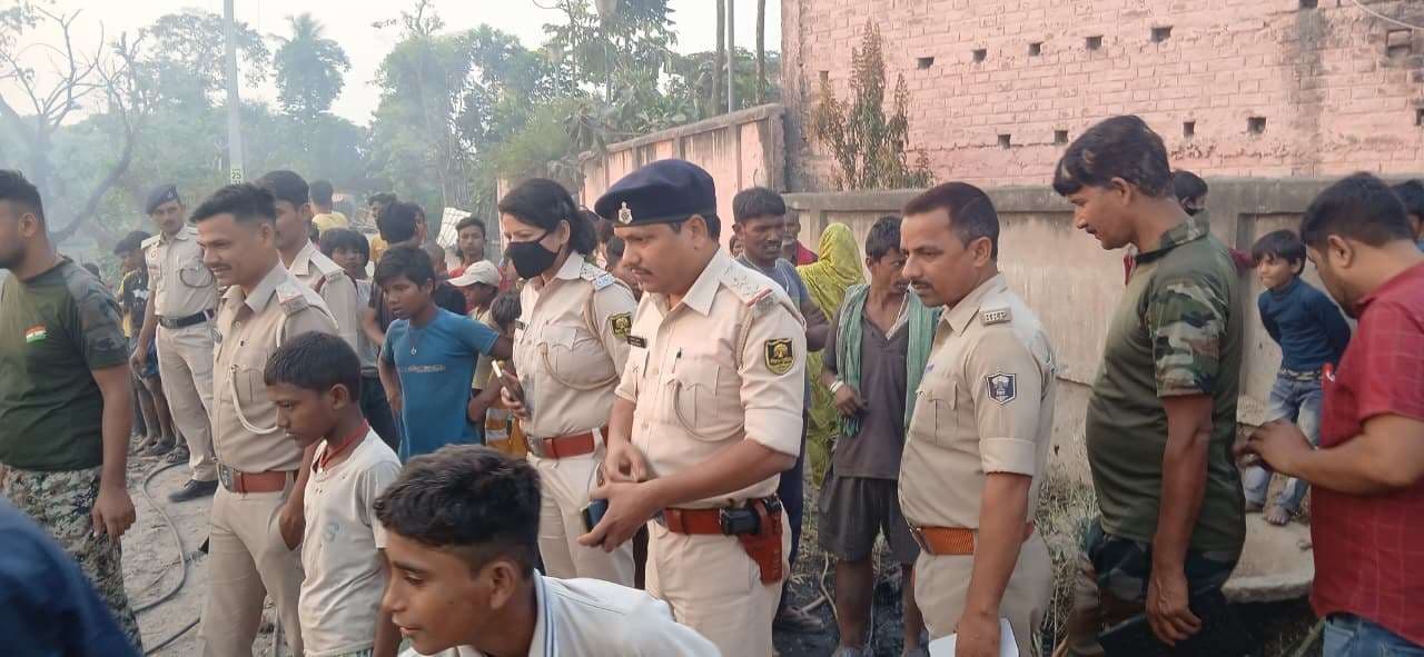 कस्तूरबा विद्यालय के पास आग लगने से छह बासा जलकर राख