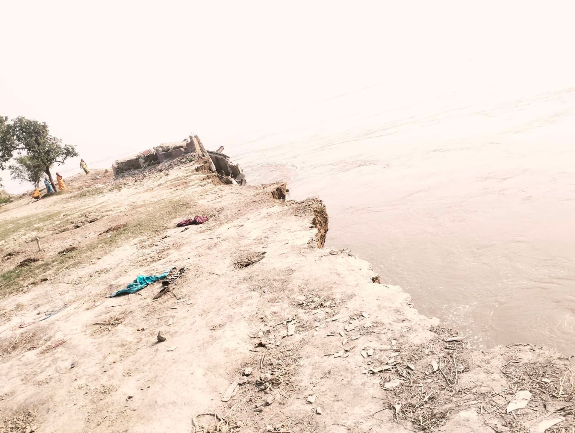 hajipur news. कटाव से गनियारी के 98 प्रतिशत घर गंगा में समाये