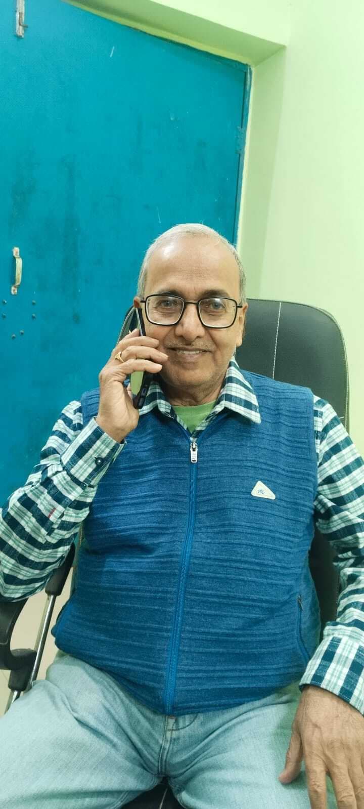 हेल्थ काउंसलिंग : कंप्यूटर स्क्रीन के सामने बैठने वाले हर एक घंटे के बाद अपनी आंखों को दें आराम: डॉ पीके शर्मा